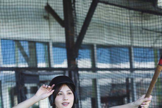 花咲楓香、スカイブルーのビキニでバッターボックスに！『SPA!デジタル写真集』誌面カット公開 画像