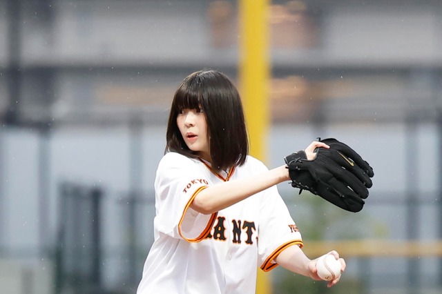 ナナニジ南伊織が雨のマウンドへ！巨人vs中日戦で始球式に挑戦 画像
