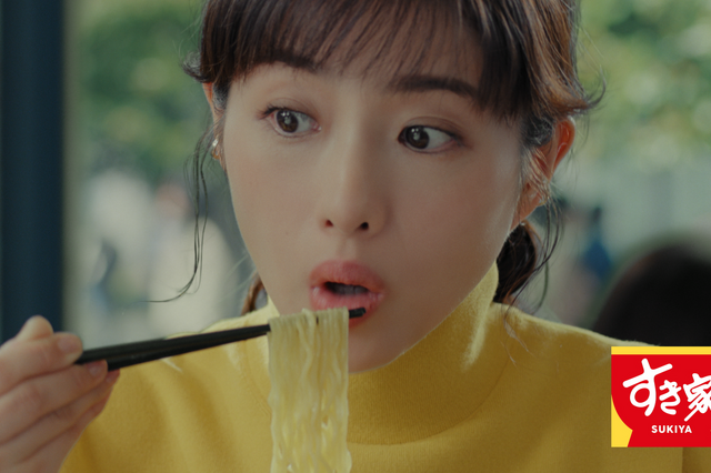 石原さとみ、話題の「とん汁みそらーめん」を食べてみたら…すき家の新CM放送開始 画像