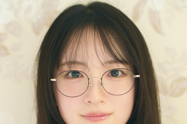 乃木坂46・鈴木佑捺、6期生グラビア企画に登場！メガネ姿やパンを食べる自然体の姿を披露 画像
