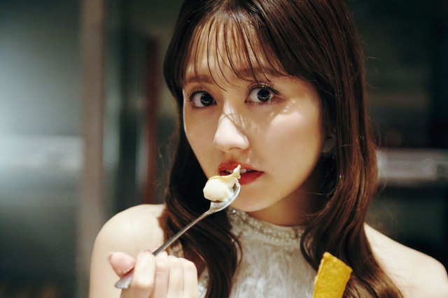 ももクロ・佐々木彩夏、おちゃめな表情やちょっぴりセクシーな表情で魅せる！　30歳記念の初写真集「ぺろり」18日発売 画像