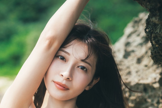 山本里菜、美白肌と引き締まったウエストラインで魅了！1stフォトブック『りな、です』表紙解禁 画像