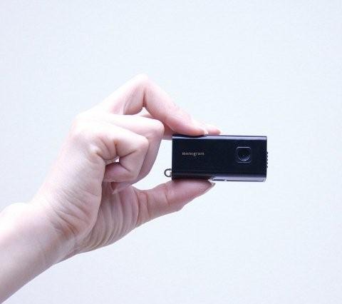 4つのカラー効果写真や8ミリ映画風の映像が撮れる約21gのポケットデジカメ 画像