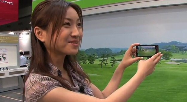 【Wireless Japan 2010(Vol.5):動画】携帯やスマートフォンがキャディに?振りかざして検索?――ドコモの直感検索を体験! 画像