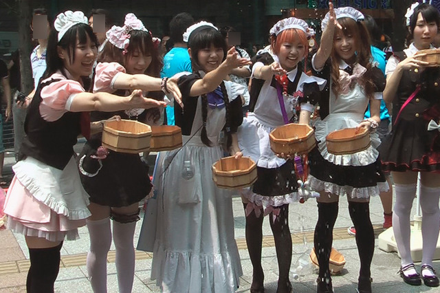 秋葉原でメイドらが打ち水！今年で7回目 画像