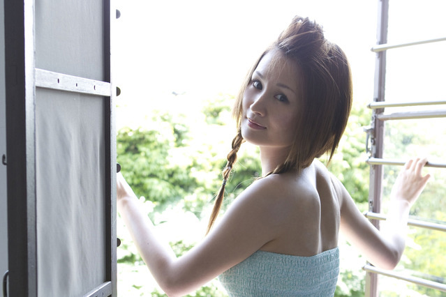 ここでしか見られない貴重な姿……あの人気声優が本格グラビアに初挑戦 画像