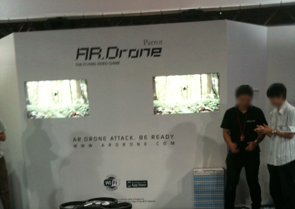 iPhoneで操作のリモコンヘリ「AR.Drone」に人だかり 画像