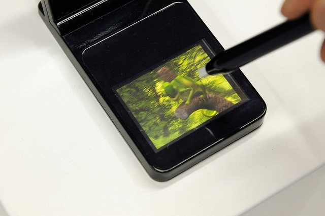 【CEATEC JAPAN 2010(Vol.4)】「触る」「撮る」3D映像、小型画面でも3Dをよりリアルに……NTTドコモ 画像