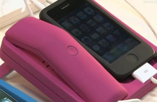 充電しながら通話、操作!iPhone用充電スタンド「Phone × Phone」 画像