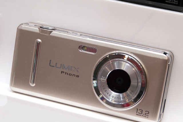【CEATEC JAPAN 2010（Vol.17）】ドコモ、パナソニック初のカメラブランド携帯「LUMIX Phone」を参考出展 画像