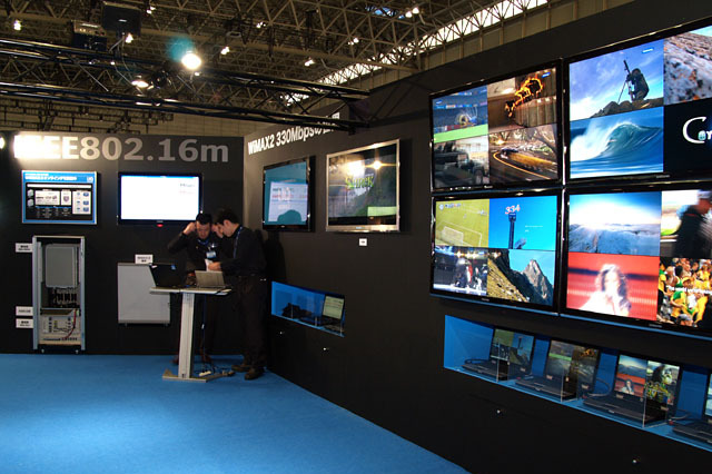 【CEATEC JAPAN 2010（Vol.22）】UQ、300Mbps超を実現する「WiMAX2」の動態デモ 画像