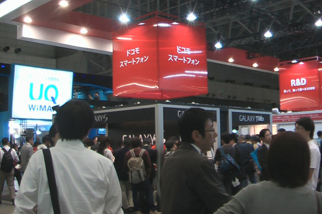 【CEATEC JAPAN 2010（Vol.27）：動画】NTTドコモの「Galaxy Tab」に人だかり 画像