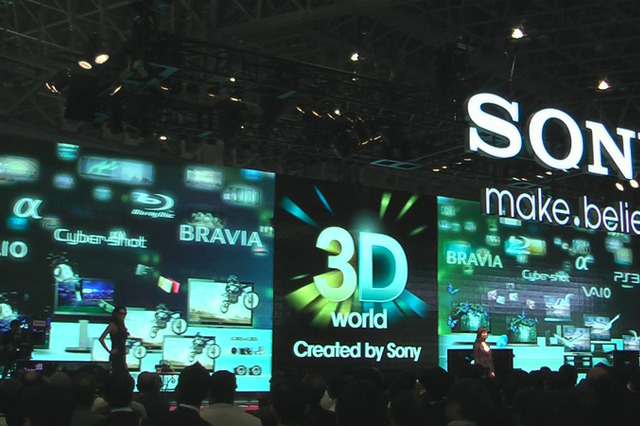 【CEATEC JAPAN 2010（Vol.29）：動画】巨大な3D LEDでステージデモそのものを3D化してしまったソニー 画像