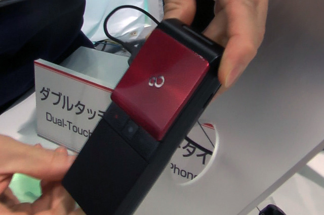 【CEATEC JAPAN 2010(Vol.39):動画】富士通、2つのタッチパネル液晶を搭載する携帯を参考出展 画像