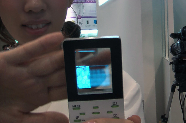 【CEATEC JAPAN 2010（Vol.42）：動画】TDK、透ける有機ELディスプレイ 画像