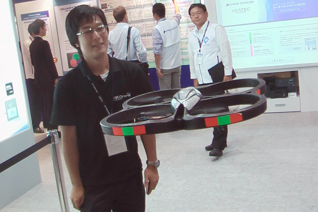 【CEATEC JAPAN 2010（Vol.43）：動画】話題のリモコンヘリ「AR.Drone」の心臓部にエプソントヨココムのジャイロセンサー！ 画像