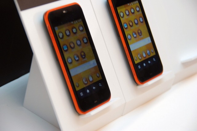au Android搭載スマートフォン「IS03」の発売日が「11月26日」で正式決定 画像