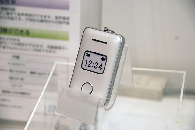 ソフトバンク、防犯ブザーつき「みまもりケータイ 005Z」を26日に発売 画像