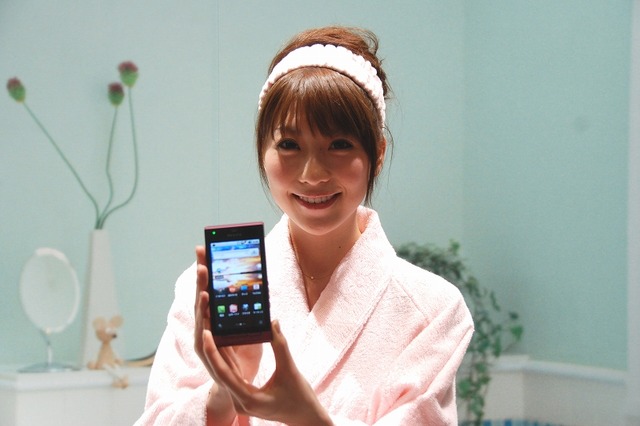 NTTドコモ、裸眼3D対応スマートフォンの「LYNX」などスマートフォン4機種を発表 画像