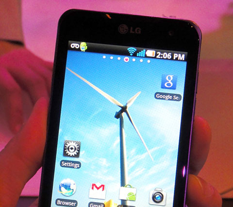 【CES 2011】LG、最新スマートフォンを一挙公開……デュアルコアプロセッサ搭載「Optimus 2X」や、LTE対応「Revolution」など 画像
