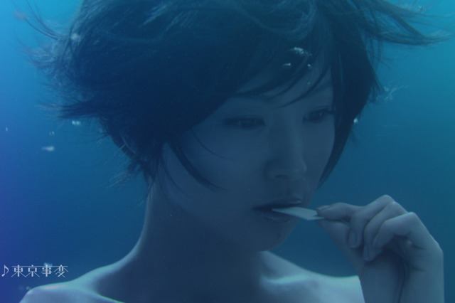 水のなかでガムを噛むクールな椎名林檎……幻想的なキスミント新CM公開 画像