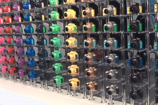 【CP+】ペンタックス、ブース正面にカラフルな120種類の「K-r」 画像