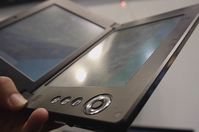 【MWC 2011(Vol.40)】NEC、Android OS搭載2画面タブレット「LT-W」をデモ 画像