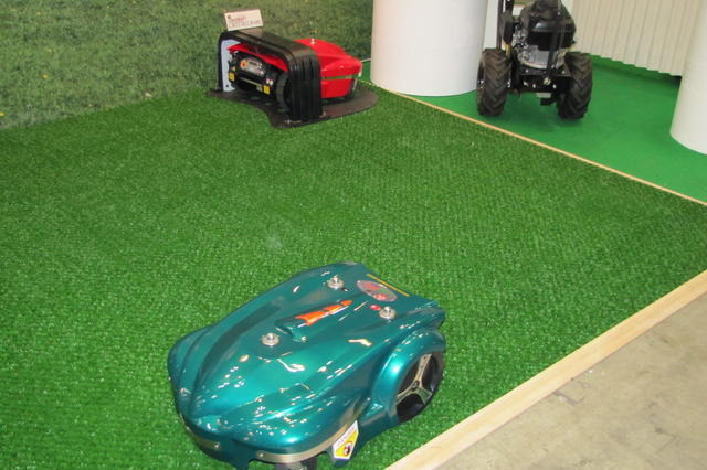 【エコハウスEXPO11】世界初の自動芝刈りロボット 画像