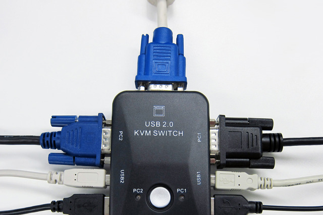 キーボード/マウスなど最大5台の周辺機器を2台のPCで共有できるKVMスイッチ 画像