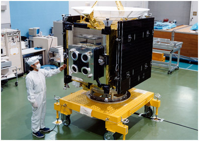 NEC、米国での人工衛星向けイオンエンジン動作試験に成功 画像