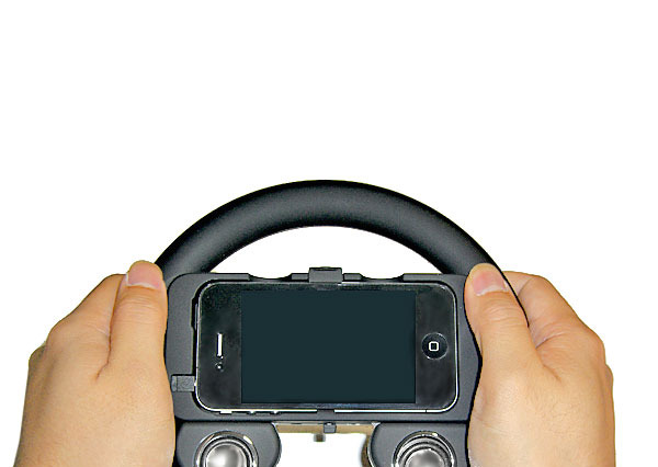 レースゲームの臨場感が高まるiPhone 4専用ハンドル形コントローラー 画像