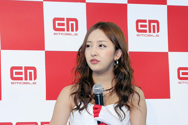 イー・モバイル新CM記者会見に板野友美！Webではメイキングも 画像
