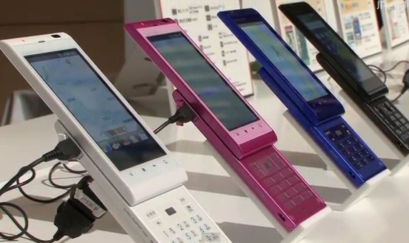 【ビデオニュース】KDDI、スライド型3Dスマートフォン「AQUOS PHONE IS11SH」 画像