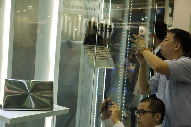 【COMPUTEX TAIPEI 2011（Vol.3）：動画】ASUSTeK、超薄型ノートPCを展示 画像