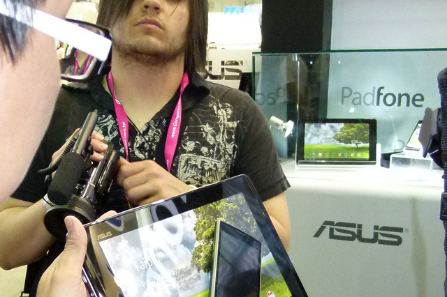 【COMPUTEX TAIPEI 2011（Vol.7）】ASUSTeK、「Padfone」と超薄型ノートPC「UX Series」 画像