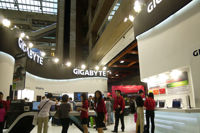 【COMPUTEX TAIPEI 2011（Vol.16）】GIGABYTE、専用ドックや予備バッテリもそろう10.1型Windowsタブレット「S1080」 画像