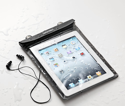 iPad/iPad 2がお風呂やプールサイドで楽しめる防水イヤホン付き防水ケース 画像