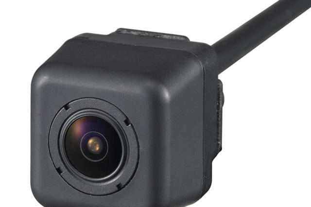 クラリオン、明るいレンズ採用のリアビジョンカメラを発売 画像