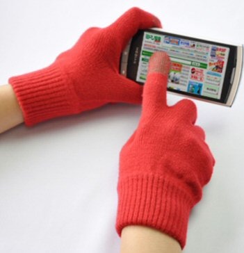 ミドリ安全がスマートフォン専用手袋を販売開始 画像