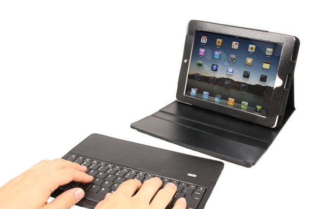 着脱式でスタンドにもなる革ケース一体型のiPad 2対応Bluetoothキーボード 画像