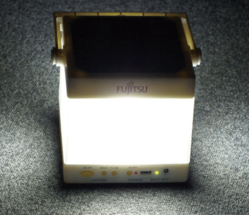 キュービック型のLEDソーラーランタン……携帯電話への充電機能やFMラジオ付き 画像