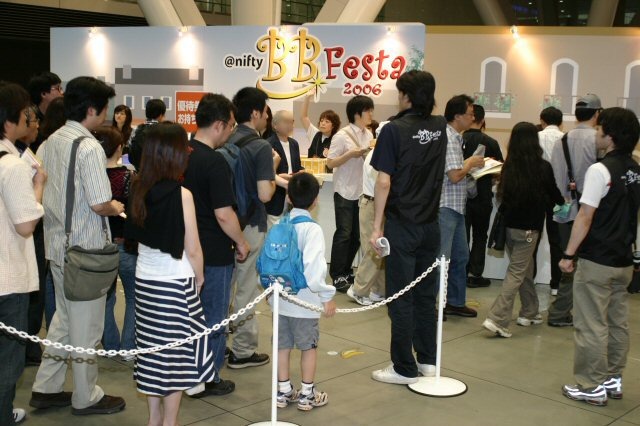 眞鍋かをりが女医に?ブロードバンド体験イベント「@nifty BB Festa 2006」開催! 画像