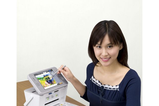 カシオ、8型タッチ液晶・3.5型液晶搭載フォトプリンタ……PC不要ではがき・写真プリント 画像