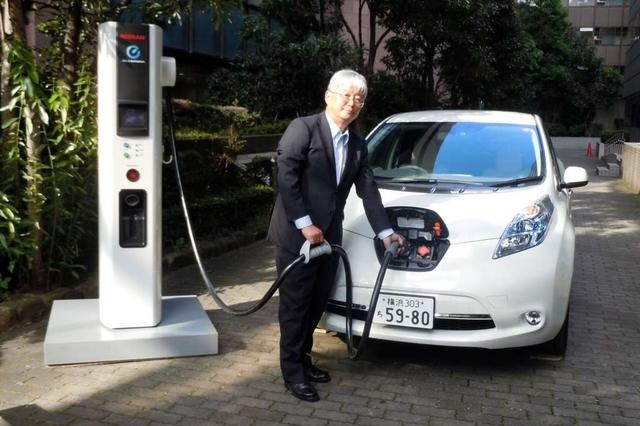 【日産 急速充電器 発表】手を汚さず楽に充電できる 画像