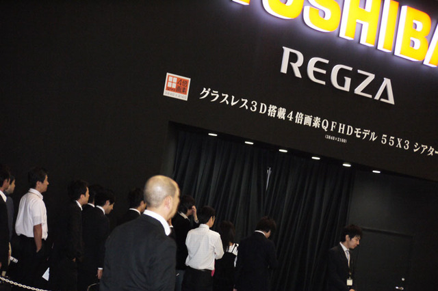 【CEATEC 2011(Vol.3)】東芝、裸眼3Dで4Kパネルの「55X3」シアターに行列 画像