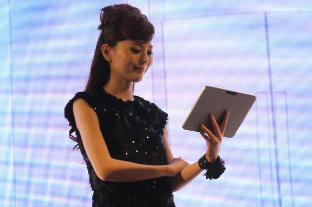 【CEATEC 2011（Vol.14）:動画】東芝、薄型・軽量のAndroidタブレット「REGZA Tablet」をデモ 画像
