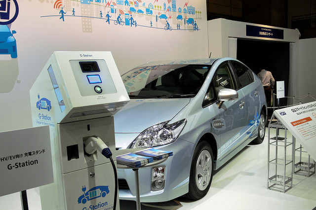 【CEATEC 2011（Vol.29）】トヨタの充電スタンドG-Stationがau Wi-Fi SPOTの基地局に 画像