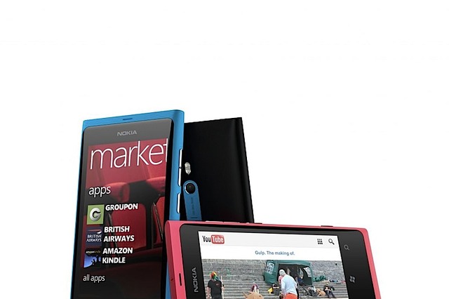 ノキア、Windows Phone搭載の「Lumia 800」「Lumia 710」を発表  画像
