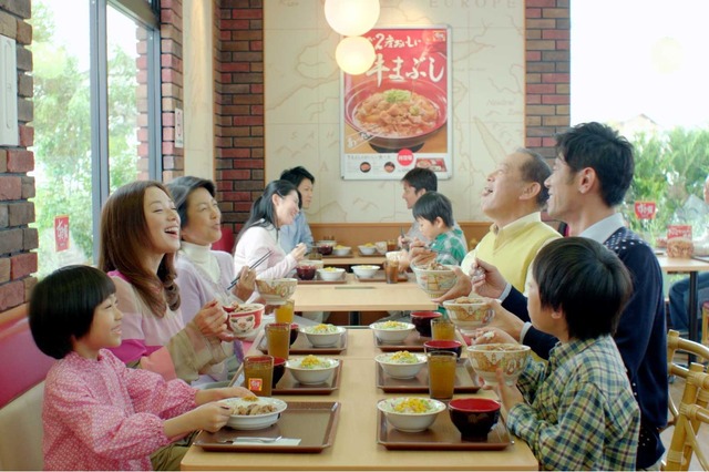 「すき家」CM新シリーズに原田泰造や大塚寧々が登場、メガ牛丼を注文したおじいちゃん役は……? 画像