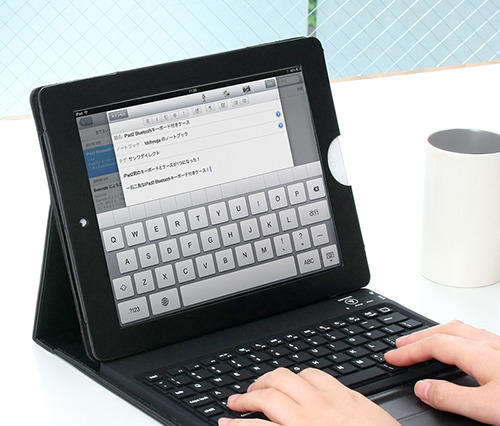 iPad 2をノートPCのように使えるBluetoothシリコンキーボード付きケース 画像